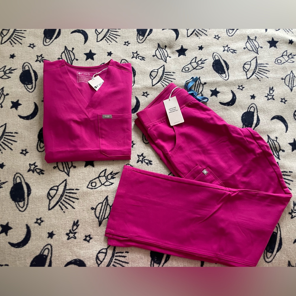 FIGS Catarina one-pocket scrub top (S) + Kade cargo scrub pants (S) Raspberry